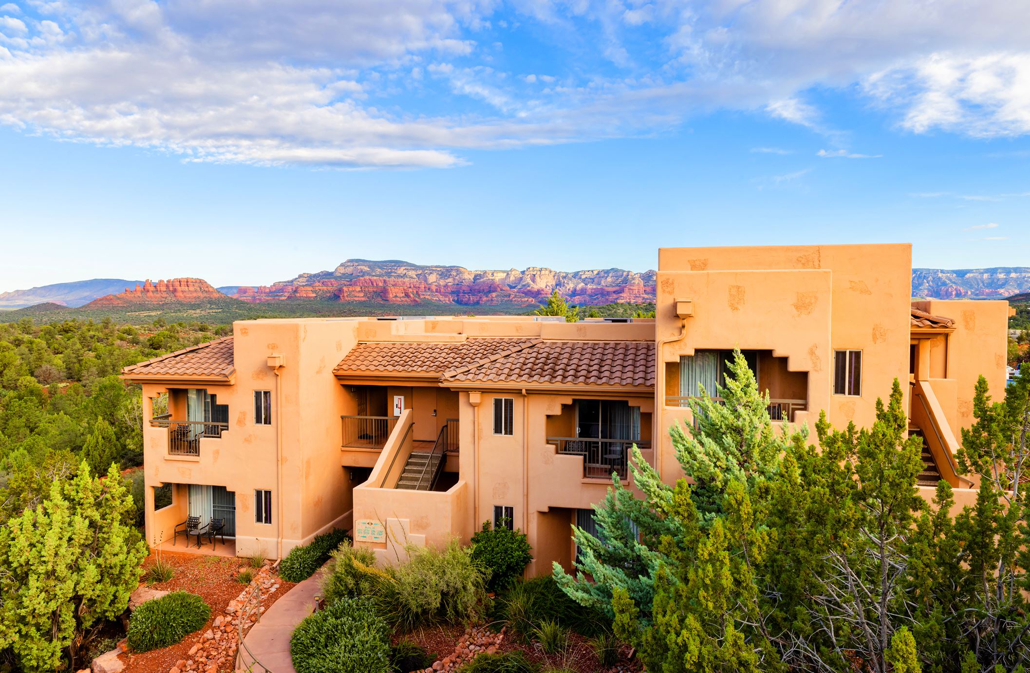 An aerial photo of the exterior of Hilton Vacation Club Sedona Summit with the copy 'Sedona Arizona, Sedona Summit. Pool, Dining & Bars'.