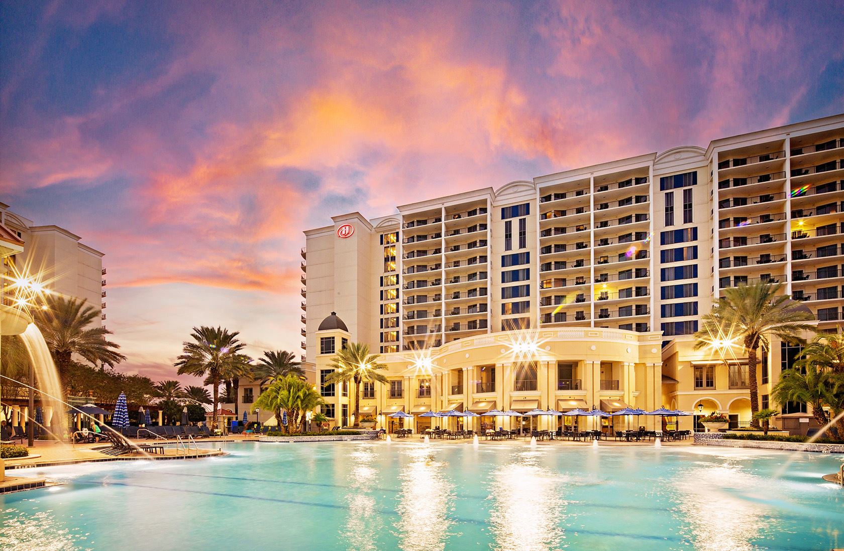 An exterior photo of Hilton Grand Vacations Club Parc Soleil Orlando with the copy 'Orlando, Florida. Parc Soleil. Pool, Dining & Bars'.